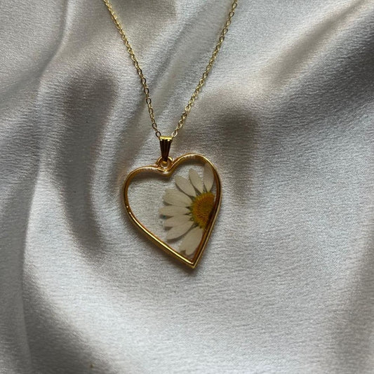 Golden Heart Daisy Pendant Necklace – Real Flower Resin Jewelry
