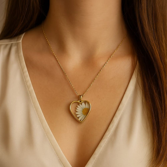 Golden Heart Daisy Pendant Necklace – Real Flower Resin Jewelry